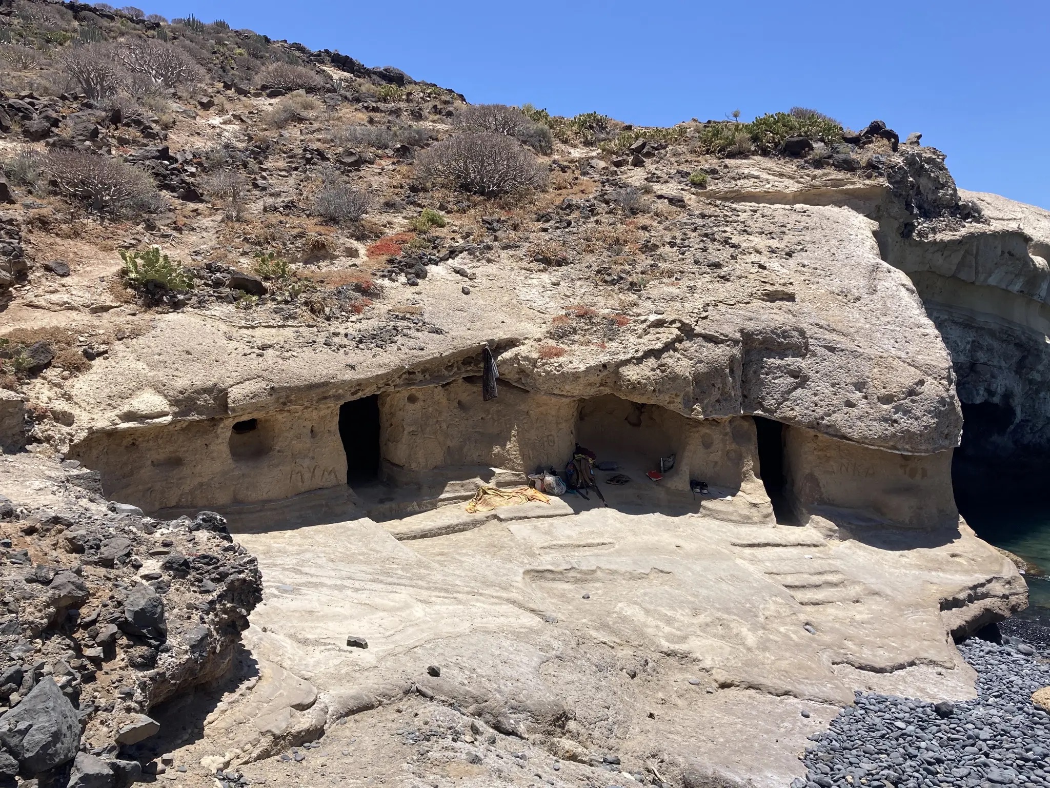La Casa del Capitán - ancient-cave-dwellings-entrance
